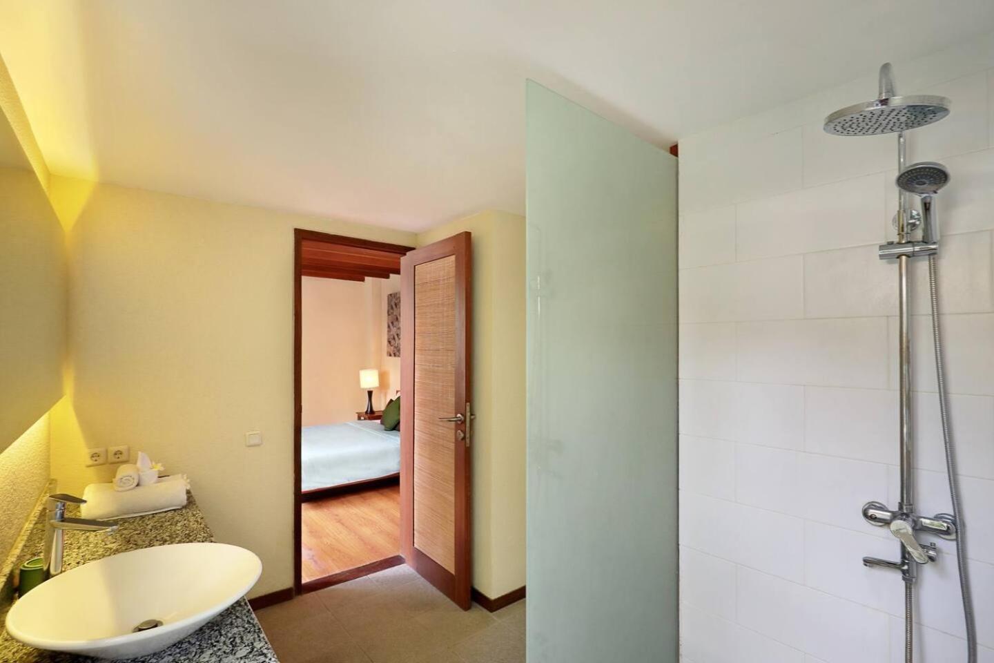 Super Value 4 Bedroom, Walk To Bintang Supermarket Семиньяк Экстерьер фото