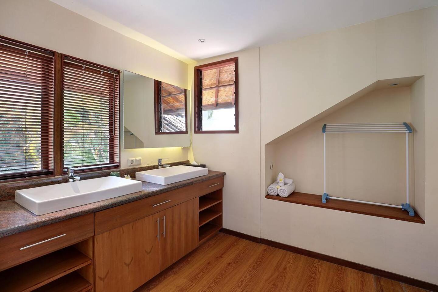 Super Value 4 Bedroom, Walk To Bintang Supermarket Семиньяк Экстерьер фото