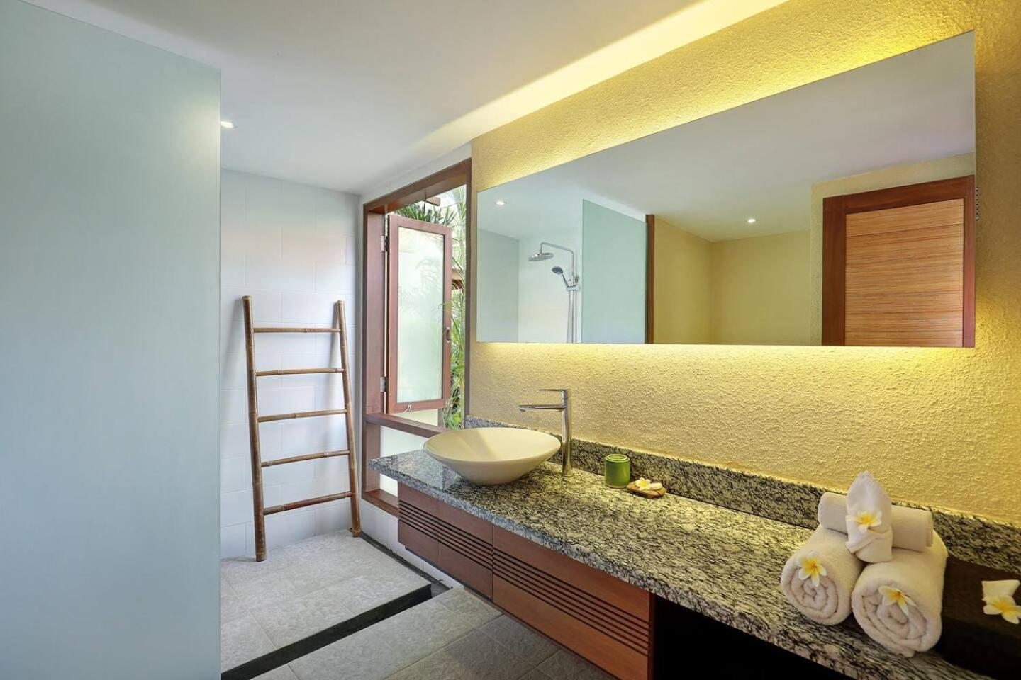 Super Value 4 Bedroom, Walk To Bintang Supermarket Семиньяк Экстерьер фото